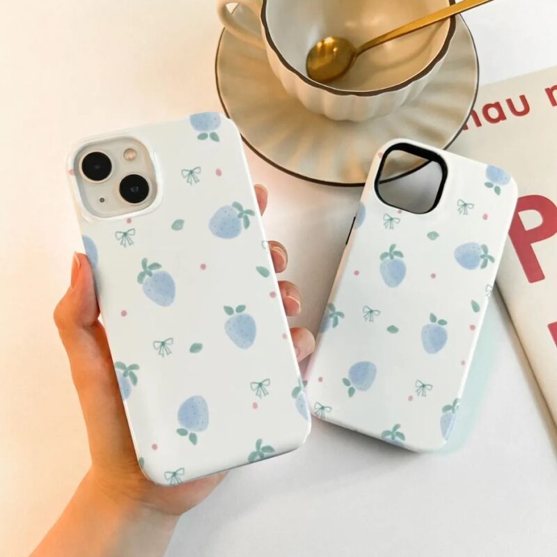 Mavi Çilek Desenli Baskılı Telefon Kılıfı